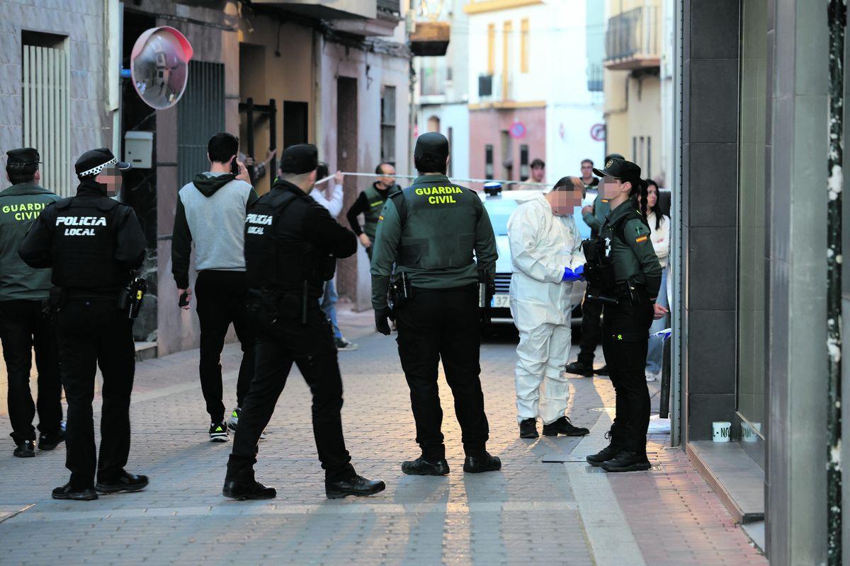Los trabajos de investigación tras el hallazgo de los cadáveres.