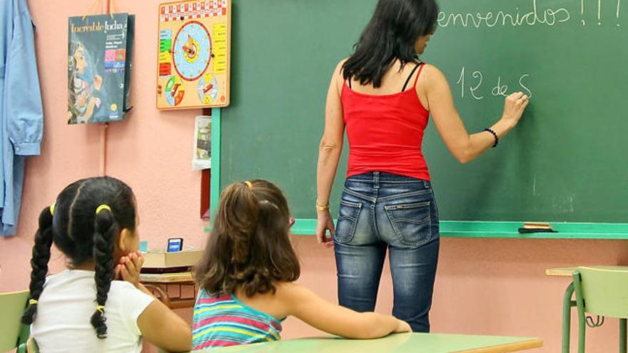 Una profesora de un colegio gallego escribe en el encerado. // FdV