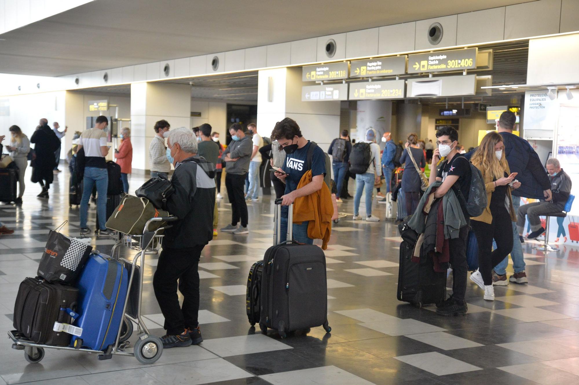 Caos en el aeropuerto de Gran Canaria por las cancelaciones de vuelos a Madrid