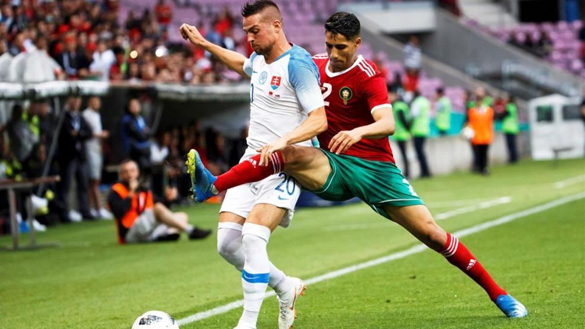 Achraf pelea el balón con Mak