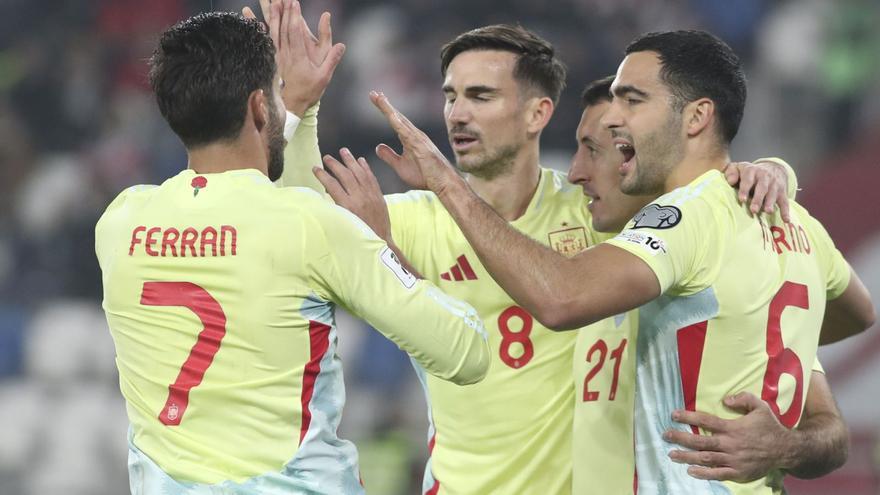 Ferran celebra con Fabián, Oyarzabal y Merino el tercer gol de la selección a Georgia, ayer, en Tiflis. | |