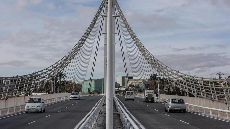 El puente del Bimil·lenari activará este mes los luminosos para avisar en tiempo real de accidentes