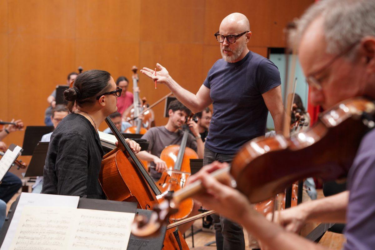Brönnimann en un reciente ensayo de la Real Filharmonía en el Auditorio de Galicia.