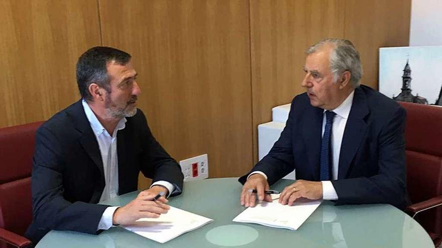 Firma del convenio entre el alcalde, Xosé Fernández (i) y Juan Gil. // FdV