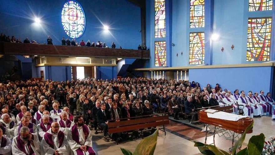 Funeral por Chema Lorenzo, ayer, en la iglesia de San José de Pumarín.