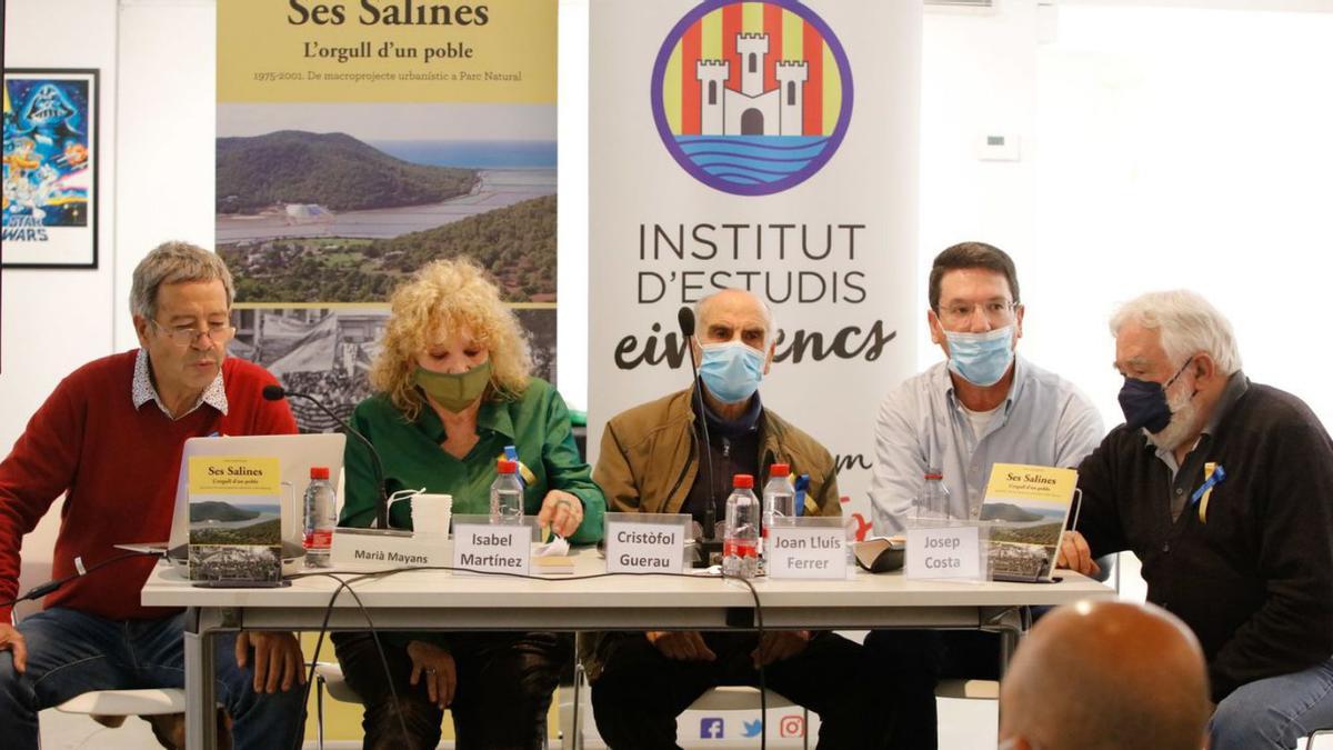 La última aparición en público de Pep Costa fue durante la presentación del libro ‘Ses Salines. L’orgull d’un poble’, del periodista Joan Lluís Ferrer, el pasado mes de abril.  | VICENT MARÍ