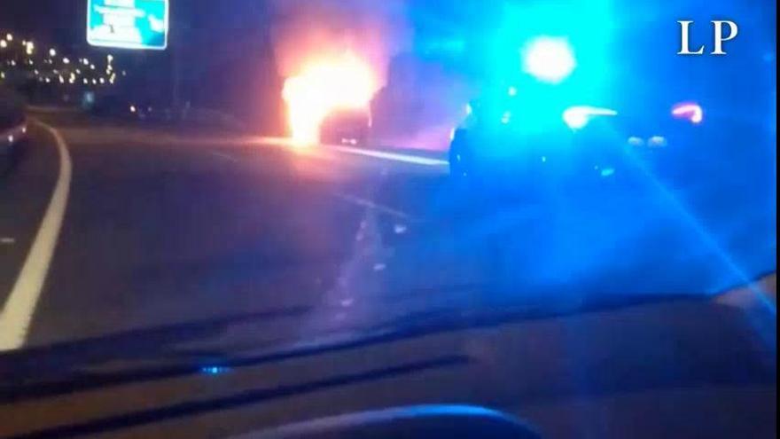 Un coche se incendia frente al centro comercial Los Alisios