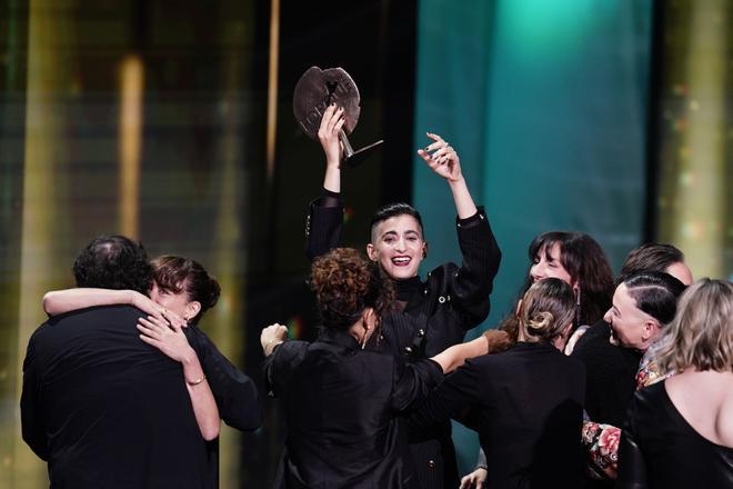 El equipo de Flores para Antonio recoge el premio a mejor largometraje documental durante la gala de la 31 edición de los Premios José María Forqué, en el Palacio Municipal de IFEMA, a 13 de diciembre de 2025, en Madrid (España). Los Premios Cinematográficos José María Forqué, conocidos como ‘Premios Forqué’, fueron creados en 1996 por la Entidad de Gestión de Derechos de los Productores Audiovisuales (Egeda) para honrar la memoria de José María Forqué, figura en la cinematografía española y primer presidente de Egeda. EGEDA creó el premio con el objetivo de difundir la importancia de la industria audiovisual española e impulsar la figura del productor cinematográfico. 13 DICIEMBRE 2025;GALA;PREMIOS FORQUÉ;FORQUÉ;PREMIOS;31 EDICIÓN;IFEMA;MADRID A. Pérez Meca / Europa Press 13/12/2025. Alba Flores;A. Pérez Meca;