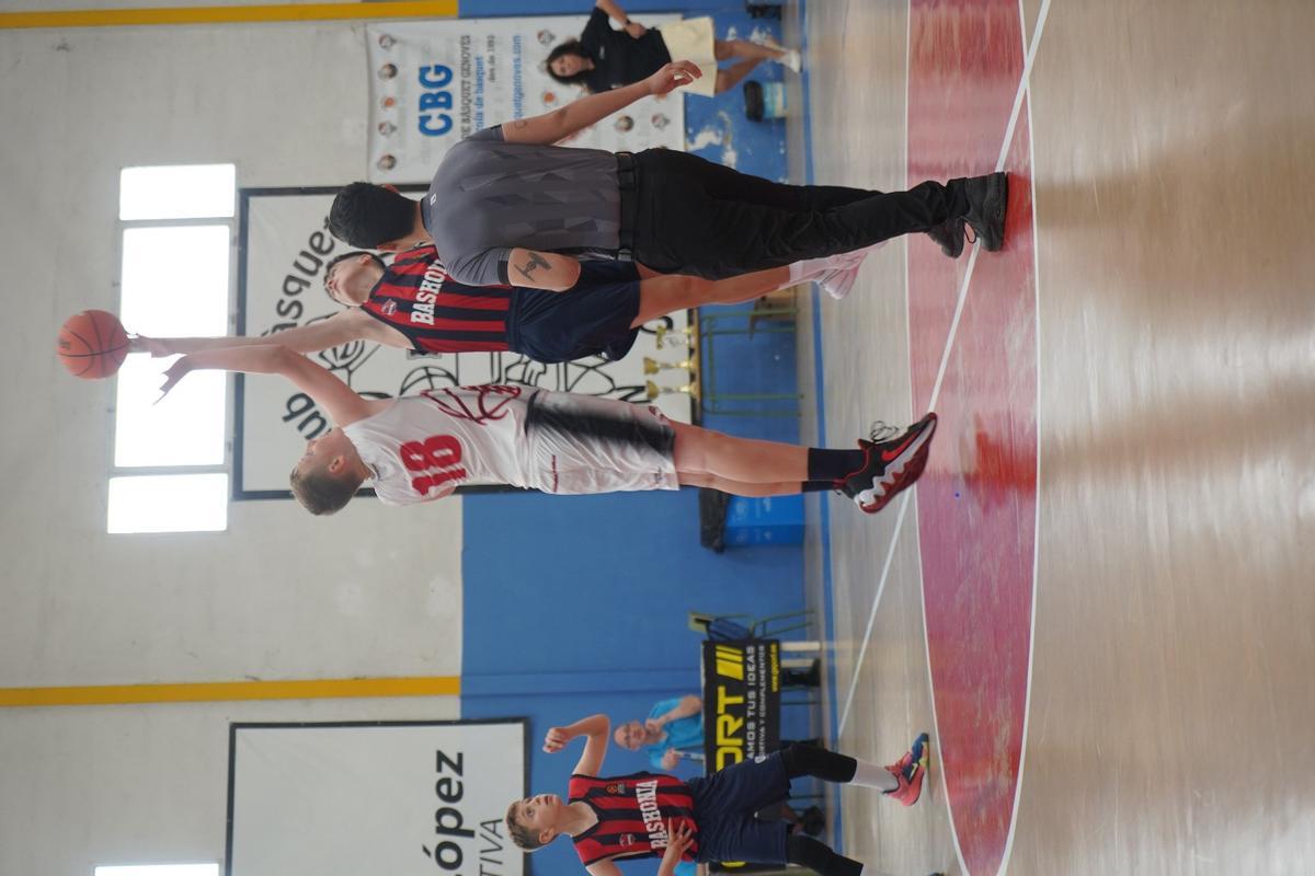 Dos jugadores pugnan por el balón en un torneo pasado.