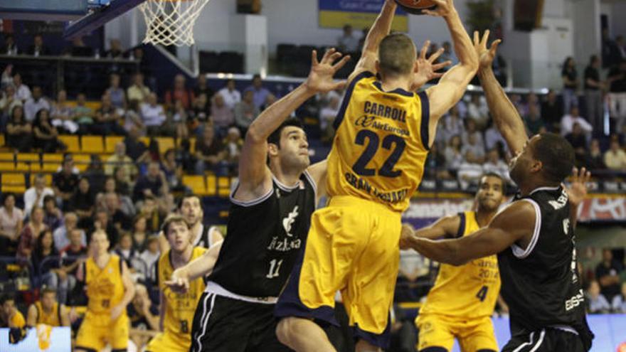 Carrol entra a canasta ante la defensa del Bilbao Basket.