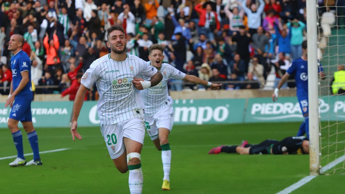 Antonio Casas celebra su gol ante el Linares Deportivo en El Arcángel.