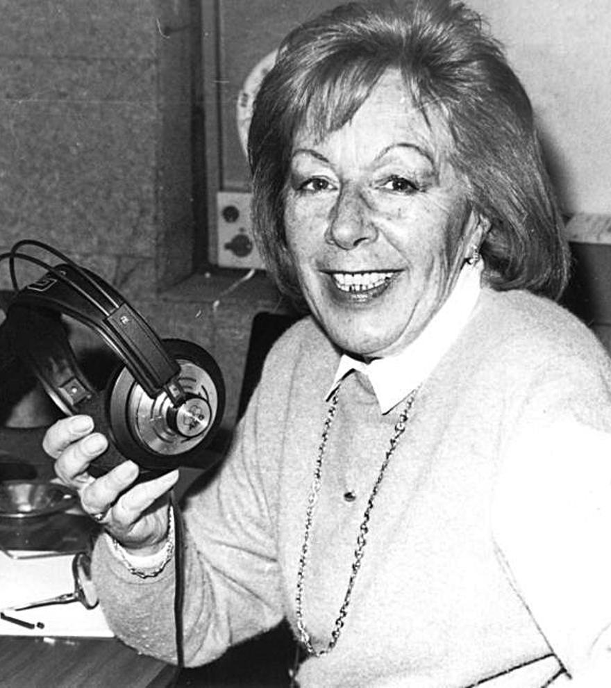 Menchu Álvarez del Valle, durante la emisión de un programa radiofónico.