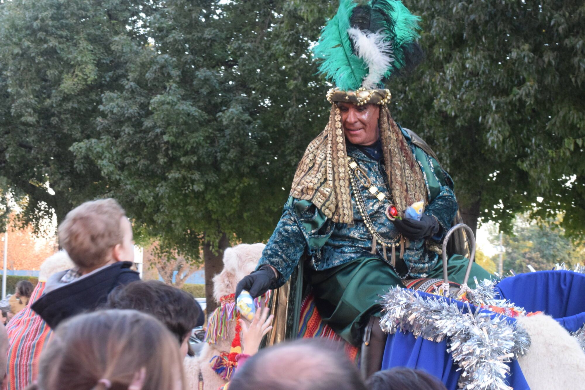 El Heraldo Real recorre las calles del barrio sevillano de Los Remedios recogiendo las cartas de los pequeños el 26 de diciembre de 2024.