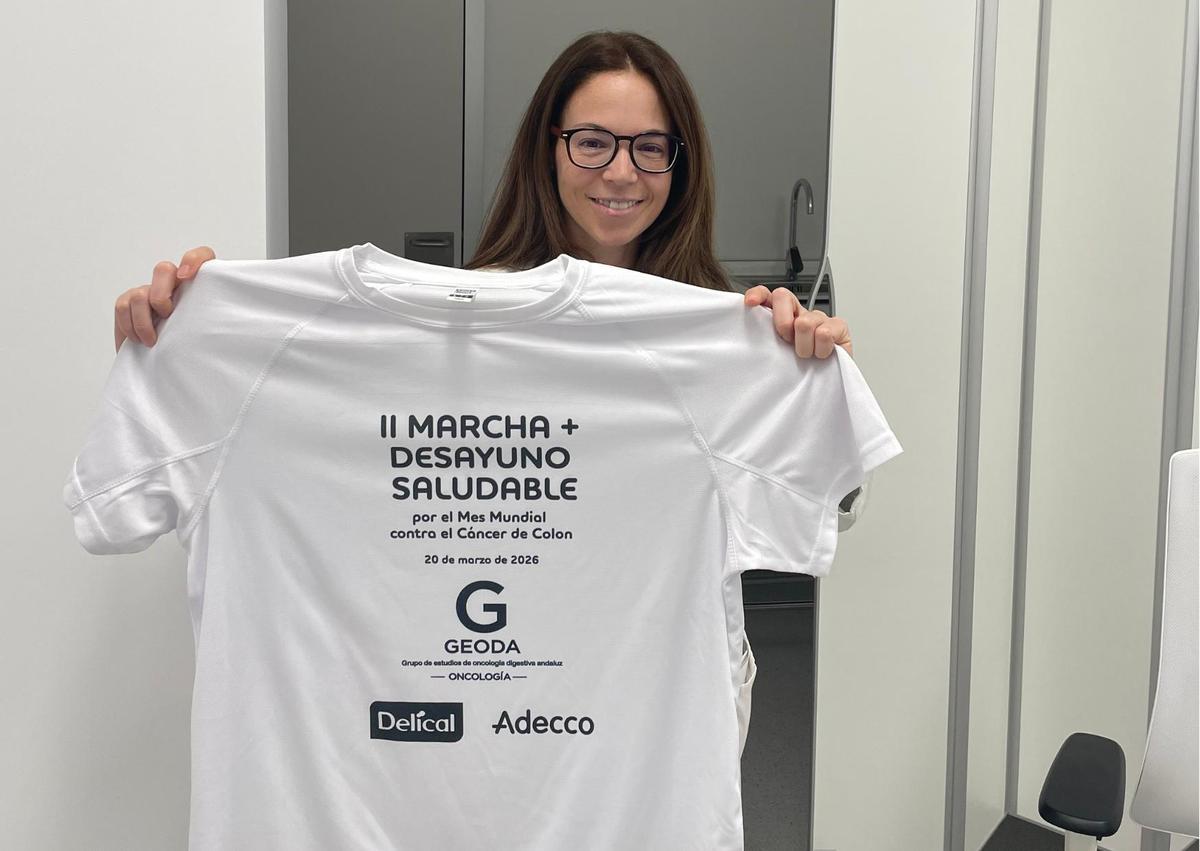 Laura medina sostiene la camiseta oficial de la II Marcha contra el cáncer de colon