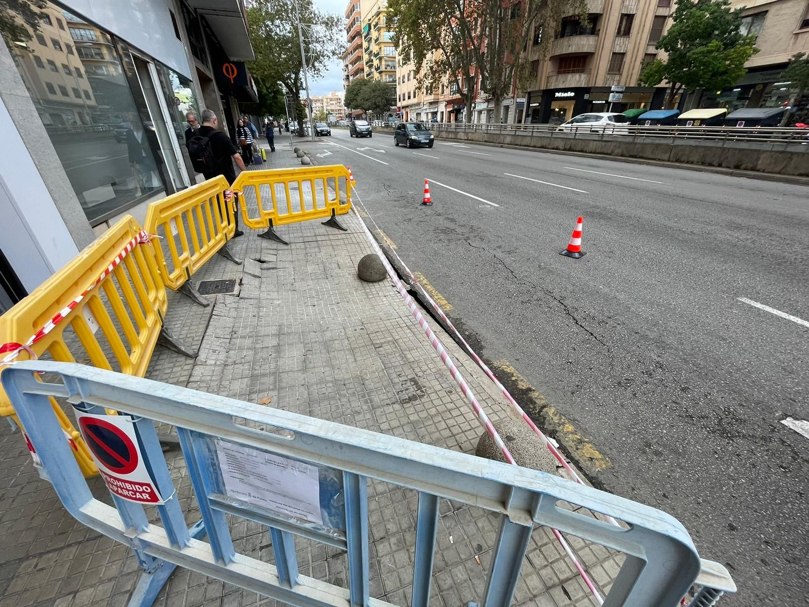 Cortan un carril de la calle General Riera, en Palma, por un hundimiento de la calzada