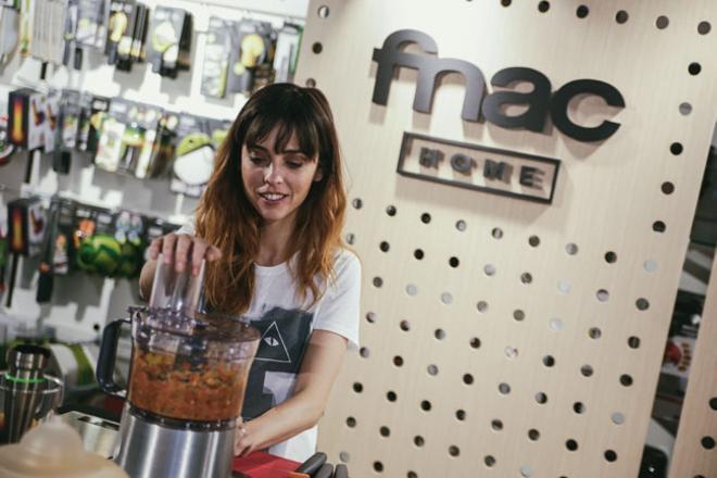 Leticia Dolera cocinando durante la inauguración de Fnac Home en Madrid