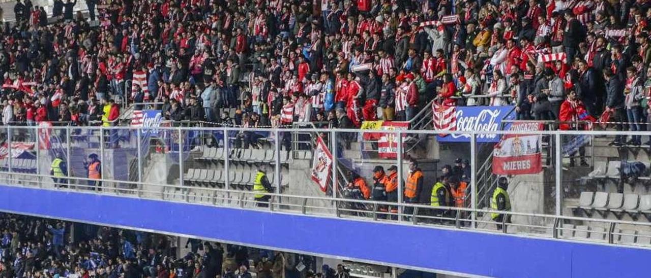 La mampara instalada para proteger a los oviedistas de la afición visitante en el derbi.