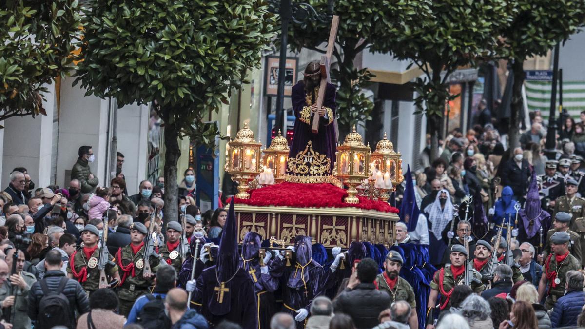 La procesión del Nazareno, por Oviedo.