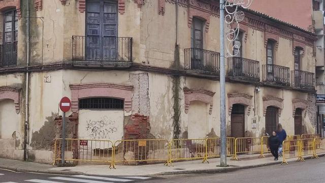 Edificio de El Ferial 8, sobre que el que se ha dictado orden definitiva de declaración de ruina y de demolición después de años de expedientes e informes técnicos.