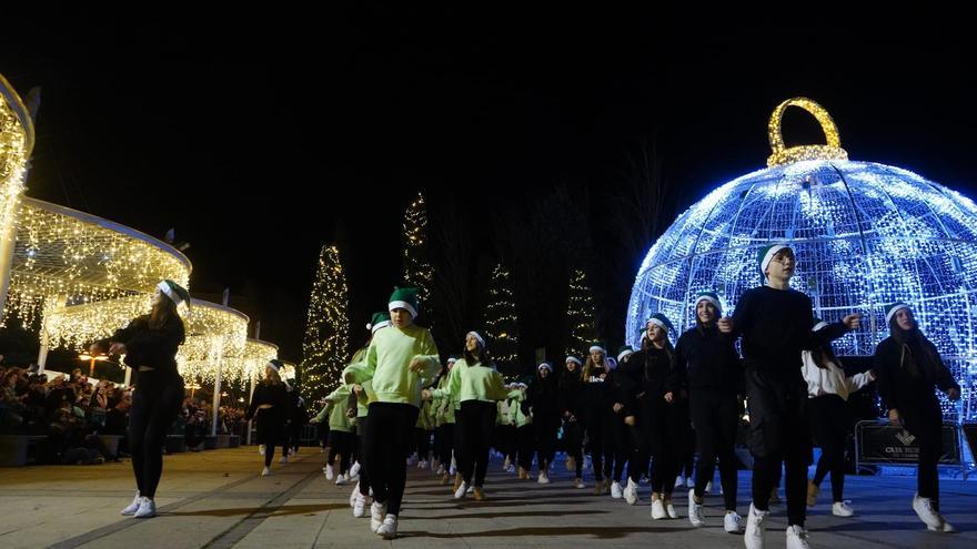 Los integrantes de la escuela de baile Escena felicitan las fiestas en la Plaza de los Sueños de Caja Rural.