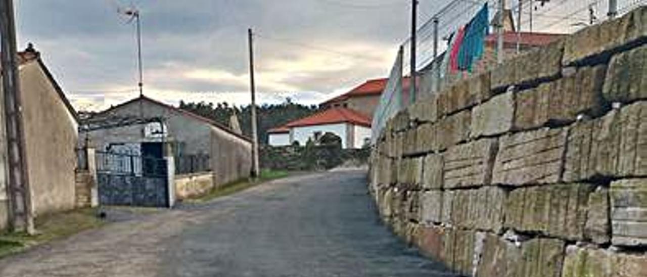 El muro reparado en Berredo.