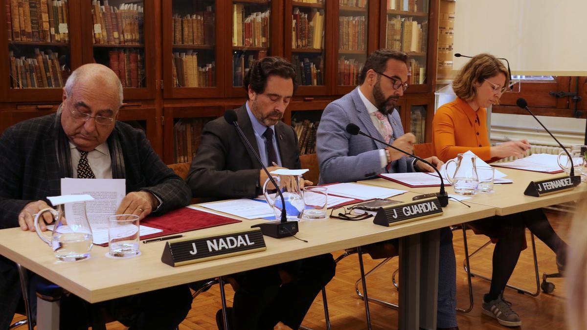 De izquierda a derecha, Joaquim Nadal, Joan Guàrdia, Juli Fernàndez y Laia Bonet, en la firma del protocolo que impulsará el ámbito de investigación en la UB.