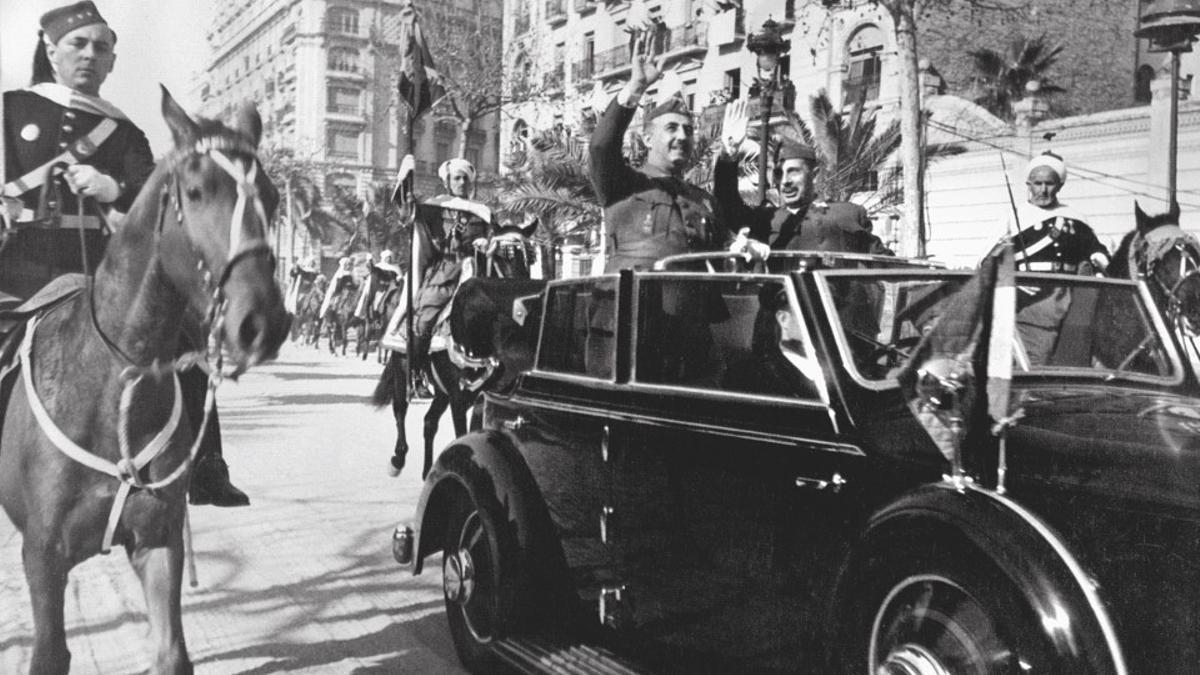 Francisco Franco encabeza, a bordo de un descapotable por la avenida de la Diagonal, el Desfile de la Victoria del 21 de febrero de 1939. A su derecha, el general y ministro de la Guerra del bando nacional Fidel Dávila.