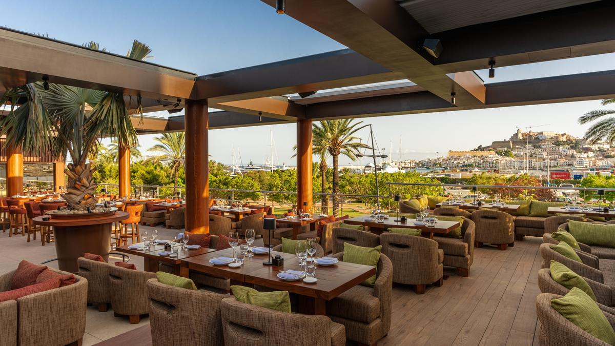 La increíble terraza de Zuma Ibiza, con vistas increíbles a Dalt Vila.