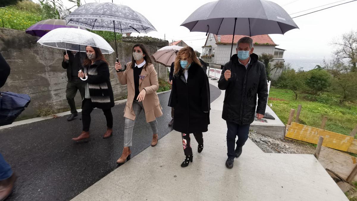 Carmela Silva recorre el camino con responsables del Concello y técnicos.