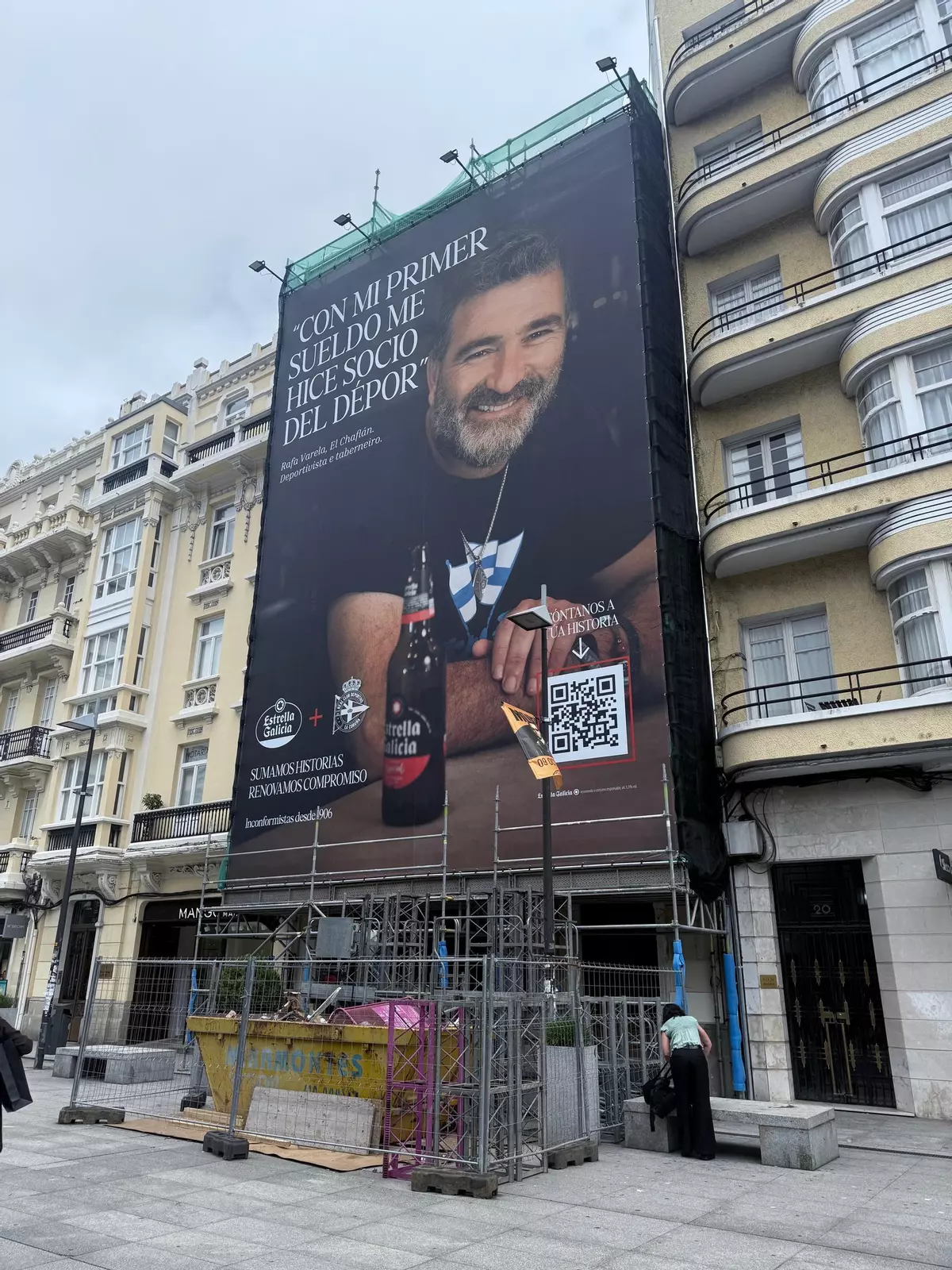 De la barra del Chaflán a una lona en la plaza de Lugo para simbolizar la unión entre Estrella y el Dépor