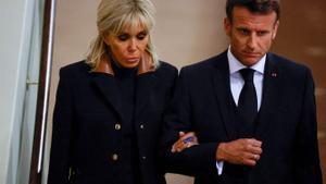 French President Emmanuel Macron (R) and First Lady Brigitte Macron (L) arrive to pay their respects to the coffin of Queen Elizabeth II, Lying in State inside Westminster Hall, at the Palace of Westminster in London on September 18, 2022. - Britain was gearing up Sunday for the momentous state funeral of Queen Elizabeth II as King Charles III prepared to host world leaders and as mourners queued for the final 24 hours left to view her coffin, lying in state in Westminster Hall at the Palace of Westminster. (Photo by JOHN SIBLEY / POOL / AFP)