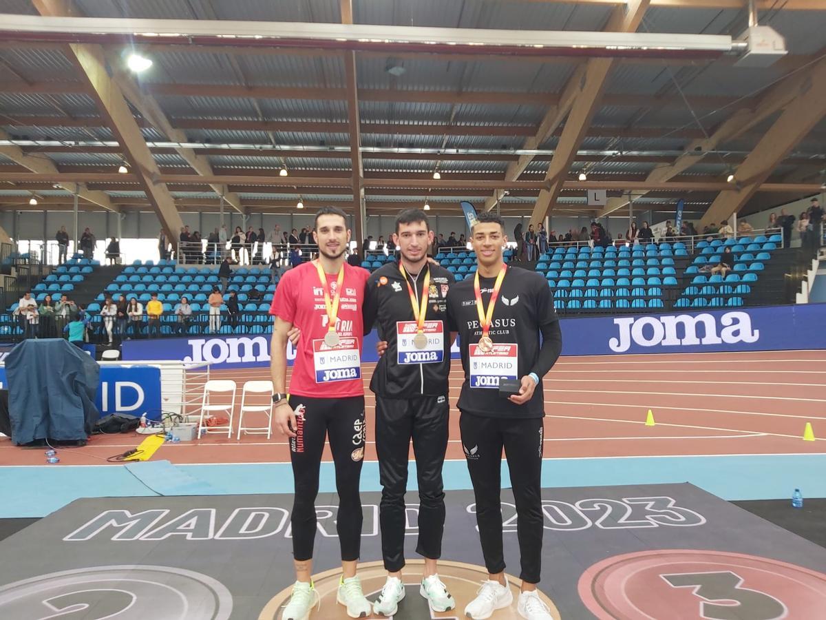 Atletismo. Campeonato de España en pista cubierta 2023, en Madrid. Dani Castilla, en el podio (derecha)