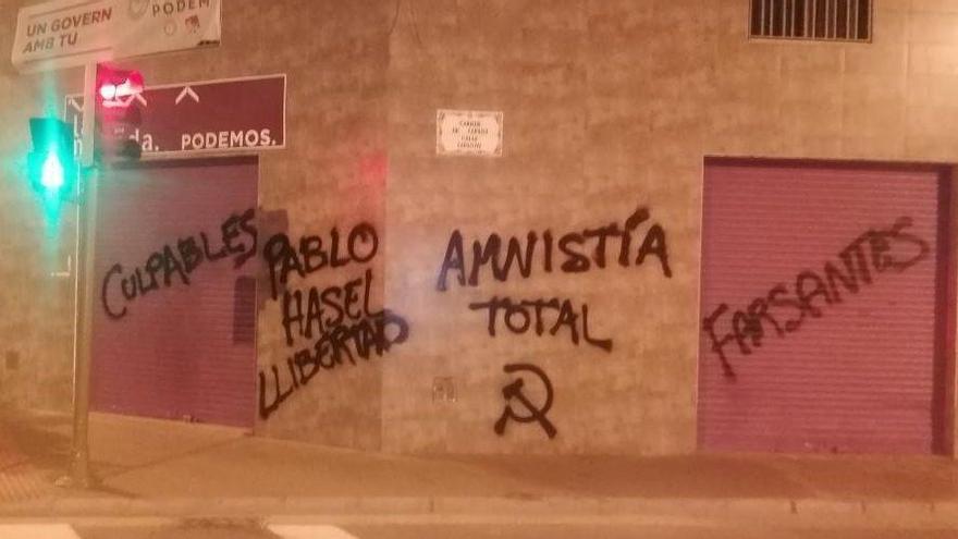 Pintadas en la sede de Podem Castelló a favor del rapero Pablo Hásel