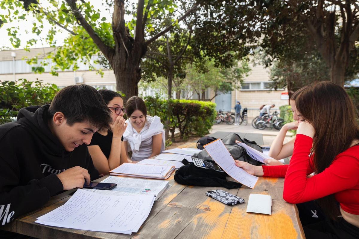 Jóvenes en el patio del IES Campanar antes de entrar a clase para un examen de  Historia.