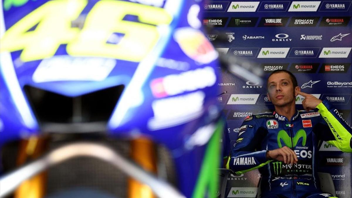 Rossi , en el box de Yamaha