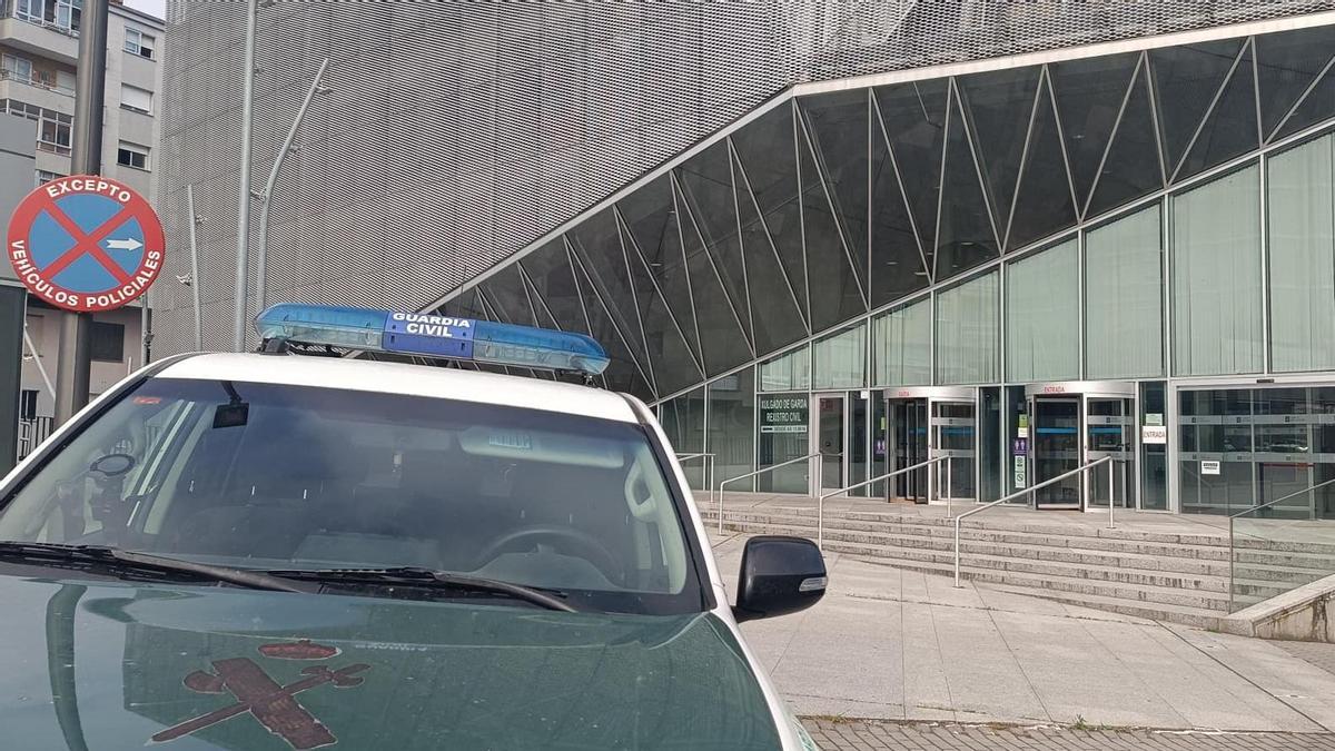 Un vehículo de la Guardia Civil a las puertas del edificio judicial de Ourense, este martes.