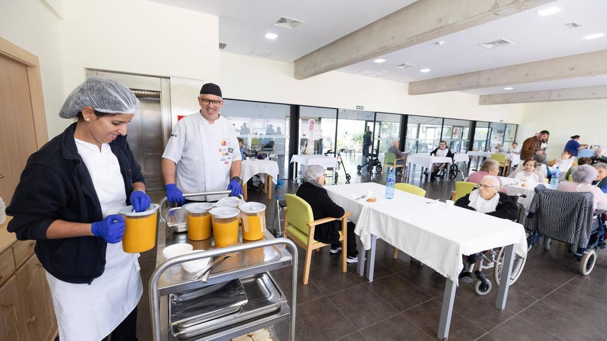 Luis Sábado con todos los platos preparados para servirlos en el comedor principal de Sa Serra.