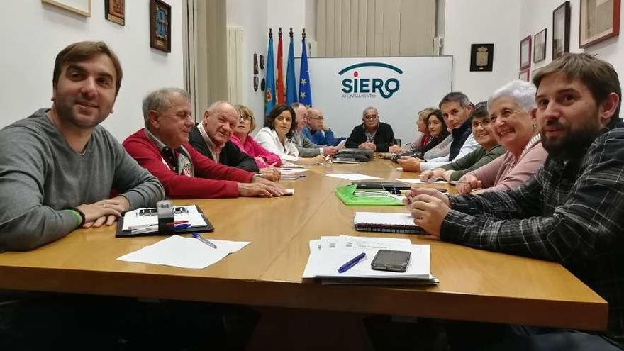 Los alcaldes de barrio, junto a los portavoces de los partidos de la oposición, durante la reunión en el Ayuntamiento de Siero.