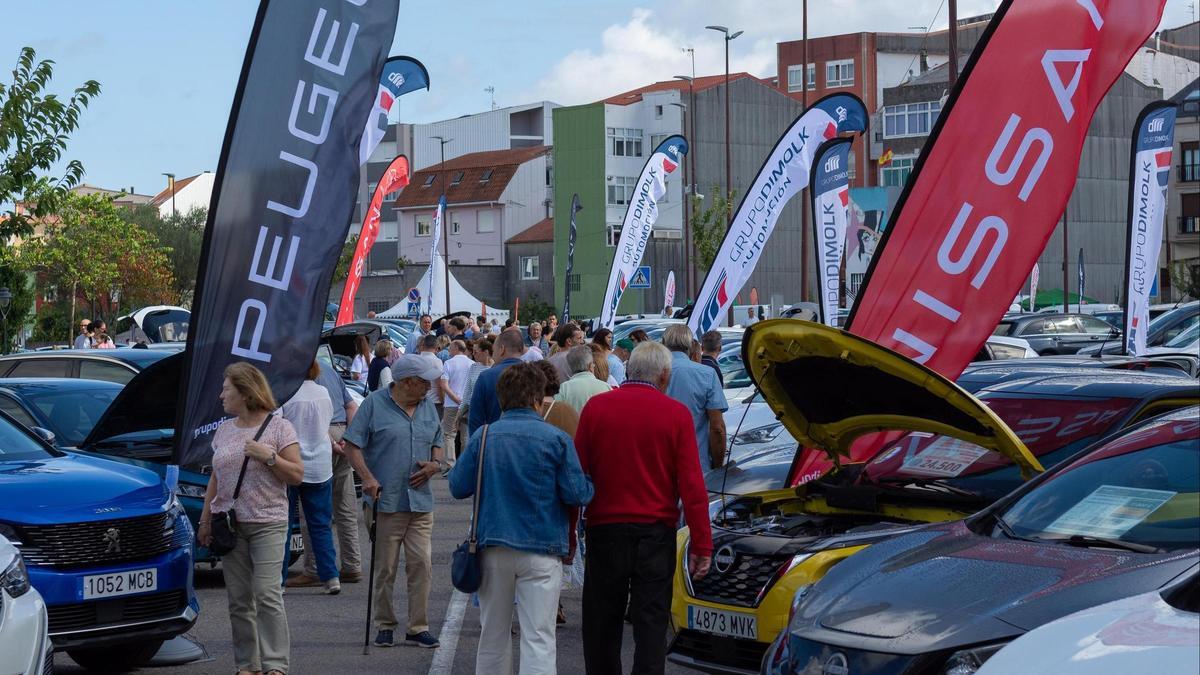 Asistentes á feira Berocasión, celebrada no Rego da Balsa.