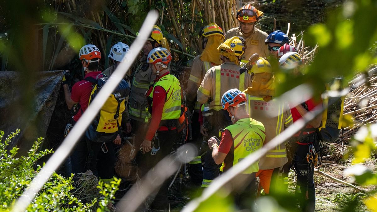 Momento en el que los bomberos encuentran un segundo cuerpo en Mediona, que podría ser el del padre del menor hallado muerto