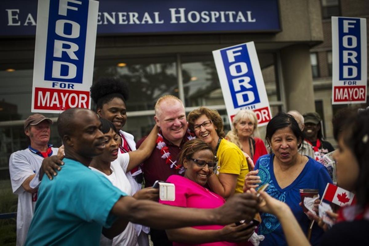 L’alcalde de Toronto, Rob Ford, amb ciutadans en el seu primer acte públic després del seu tractament per sortir de les drogues.