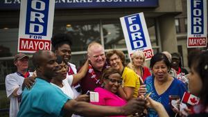 L’alcalde de Toronto, Rob Ford, amb ciutadans en el seu primer acte públic després del seu tractament per sortir de les drogues.