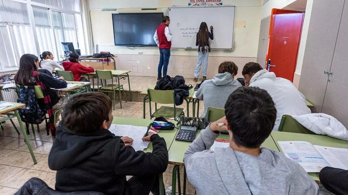 Un profesor da clase a sus alumnos