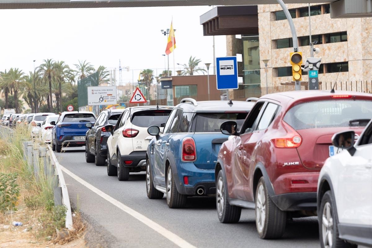 Todas las imágenes del atasco que colapsa la ciudad de Ibiza