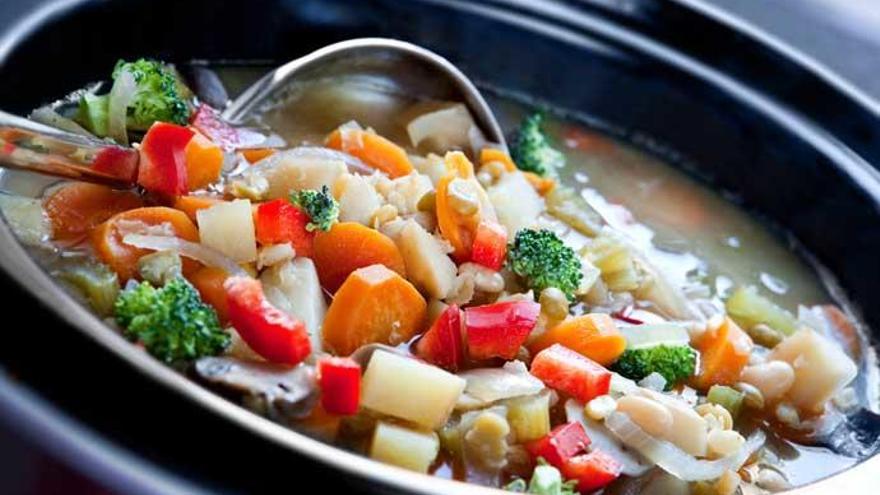 Cocina con una olla de cocción lenta.