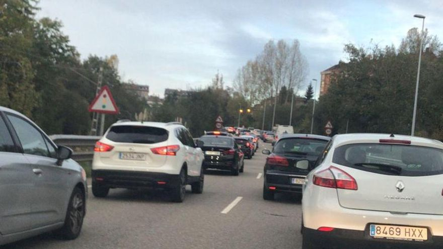 Oviedo registra grandes retenciones en el acceso por plaza de Castilla