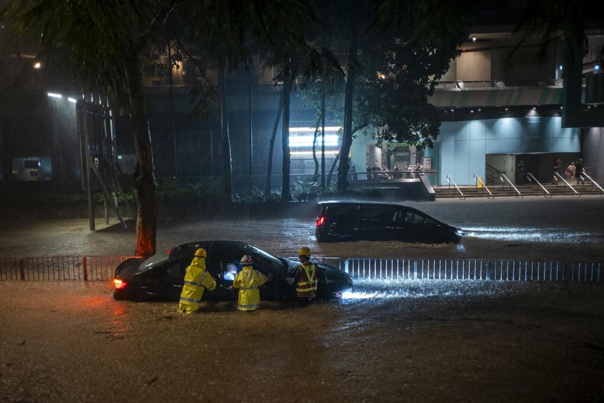 Hong Kong, gravemente inundado por el mayor temporal en 140 años