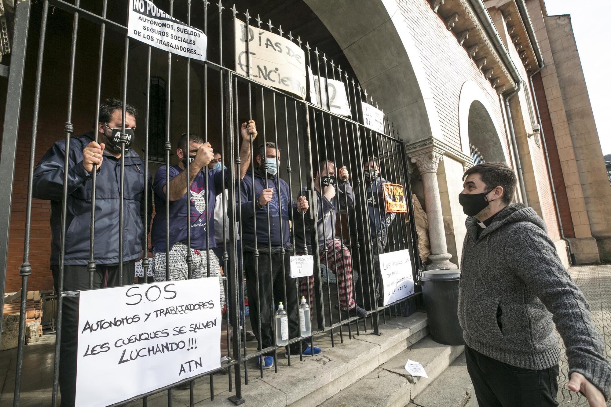 Los encerrados en las iglesias de La Felguera y Laviana