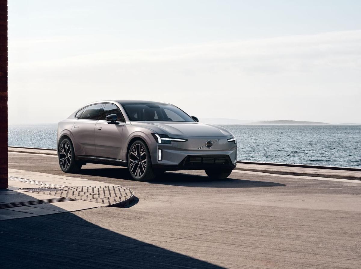 El Volvo ES90 es un eléctrico puro que estrena la tecnología de 800 voltios en la marca