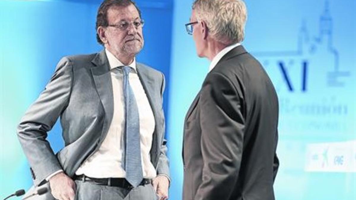 El jefe del Ejecutivo, Mariano Rajoy, conversa con el presidente del Cercle d'Economia, Antón Costas, en Sitges.